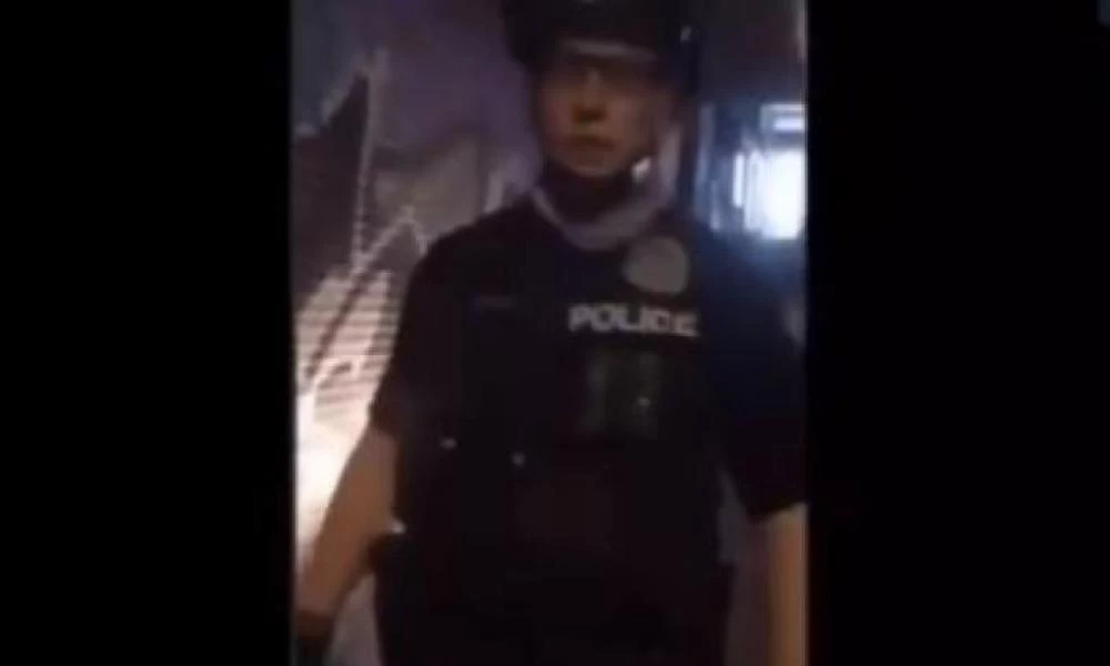 Αστυνομικοί τρολάρουν αριστερές διαδηλώτριες μετά από σύλληψη (ΒΙΝΤΕΟ)